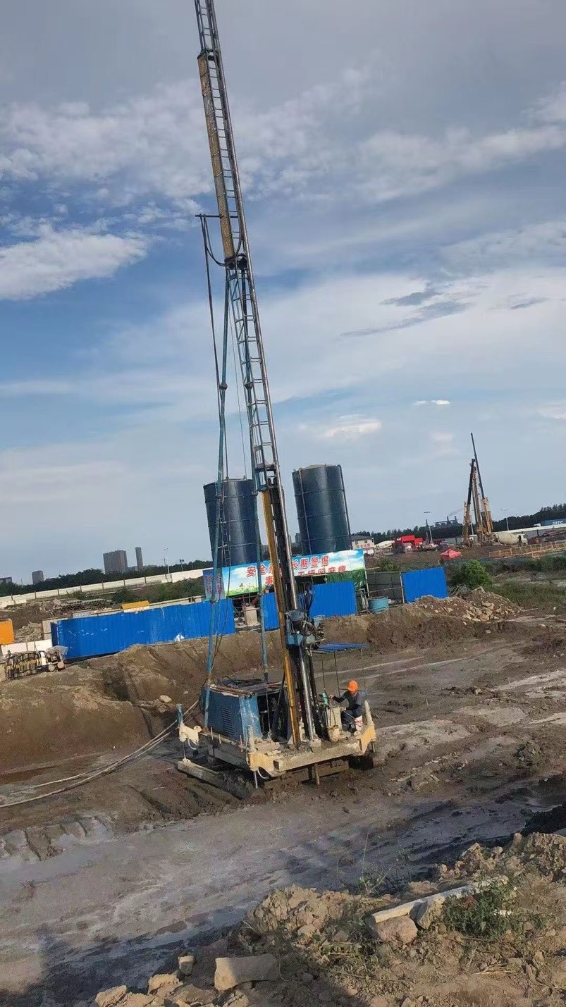 Single jet grouting rig drilling on an open site